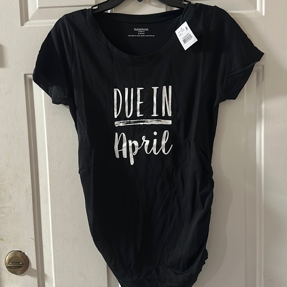 MOTHERHOOD MATERNITY DUE IN APRIL GRAPHIC TEE: BLACK: NEW WITH TAGS: SIZE S